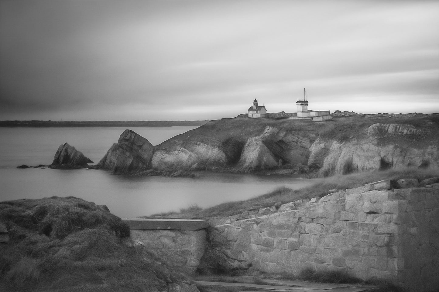 Pointe du Toulinguet et bâtiments de phare au coucher du soleil à Pen Hir en Bretagne, noir et blanc