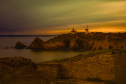 Pointe du Toulinguet et bâtiments de phare au coucher du soleil à Pen Hir en Bretagne