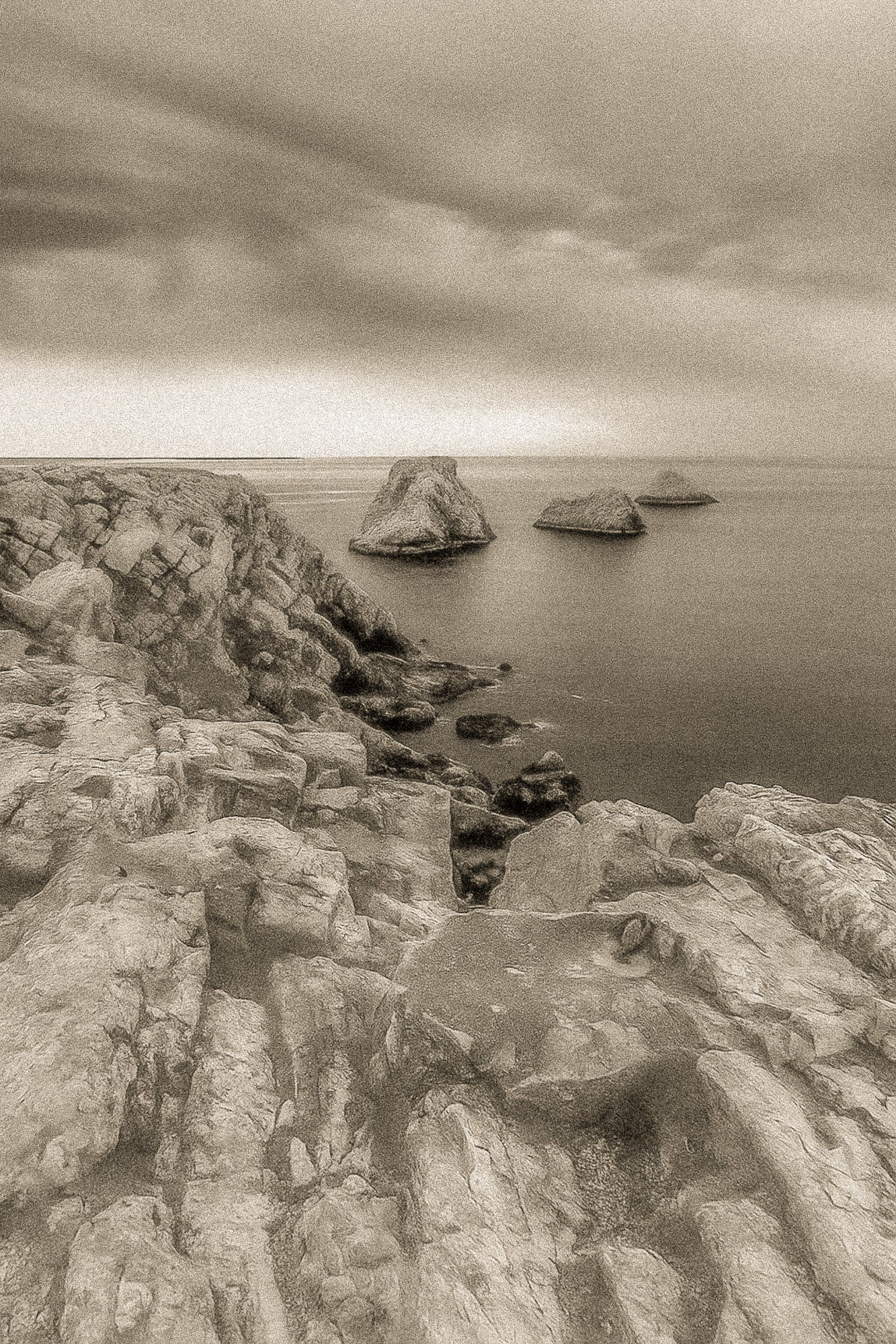 Falaises abruptes et îlots des Tas de Pois à Pen Hir sous un ciel tourmenté, vintage