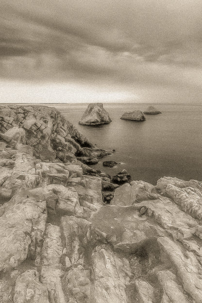 Falaises abruptes et îlots des Tas de Pois à Pen Hir sous un ciel tourmenté, vintage