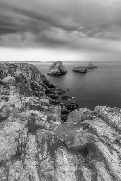 Falaises abruptes et îlots des Tas de Pois à Pen Hir sous un ciel tourmenté, noir et blanc