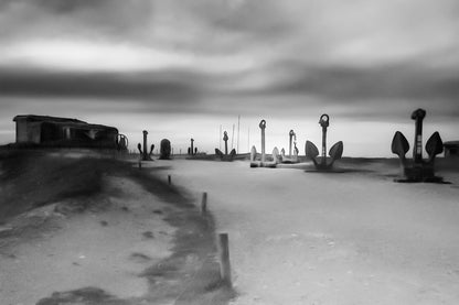 Alignement d’ancres marines sur le plateau de Pen Hir au coucher du soleil, noir et blanc