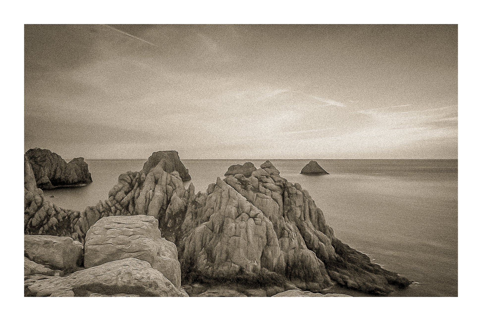 Rochers des Tas de Pois à Pen Hir au crépuscule, mer calme et ciel bleu orangé, vintage avec bordure