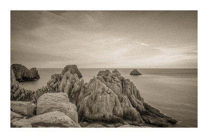 Rochers des Tas de Pois à Pen Hir au crépuscule, mer calme et ciel bleu orangé, vintage avec bordure