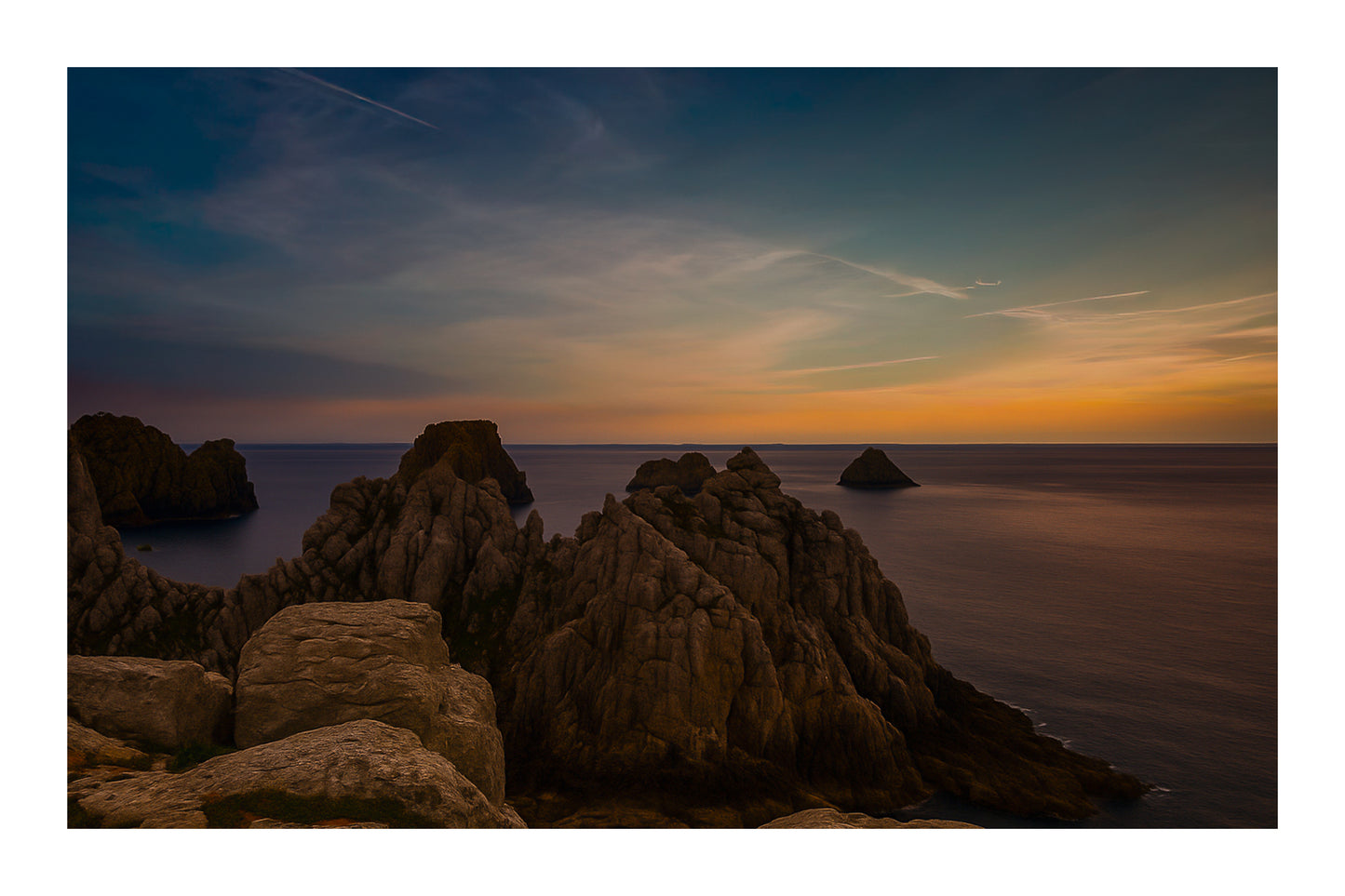 Rochers des Tas de Pois à Pen Hir au crépuscule, mer calme et ciel bleu orangé, avec bordure