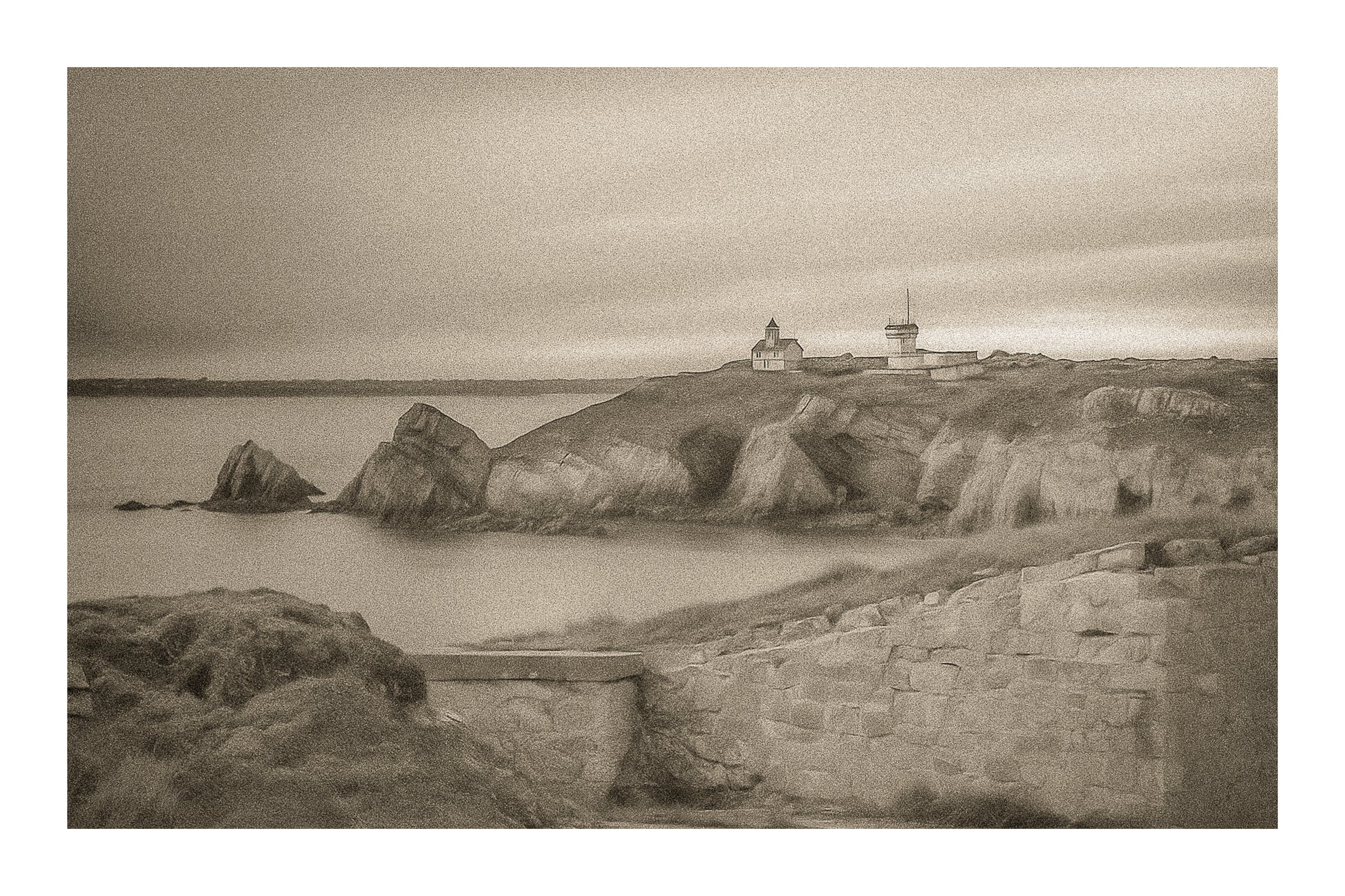 Pointe du Toulinguet et bâtiments de phare au coucher du soleil à Pen Hir en Bretagne, vintage avec bordure