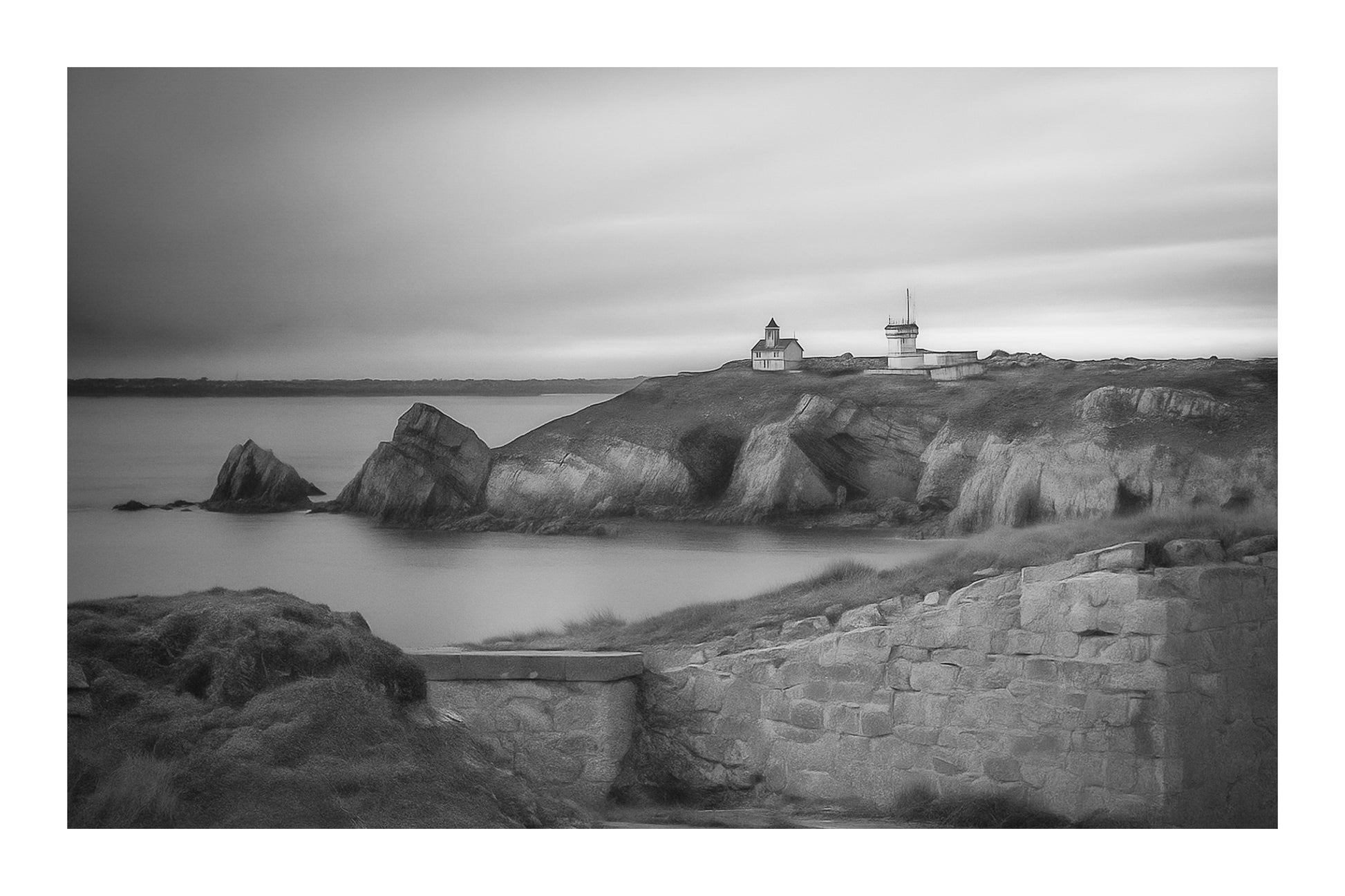 Pointe du Toulinguet et bâtiments de phare au coucher du soleil à Pen Hir en Bretagne, noir et blanc avec bordure