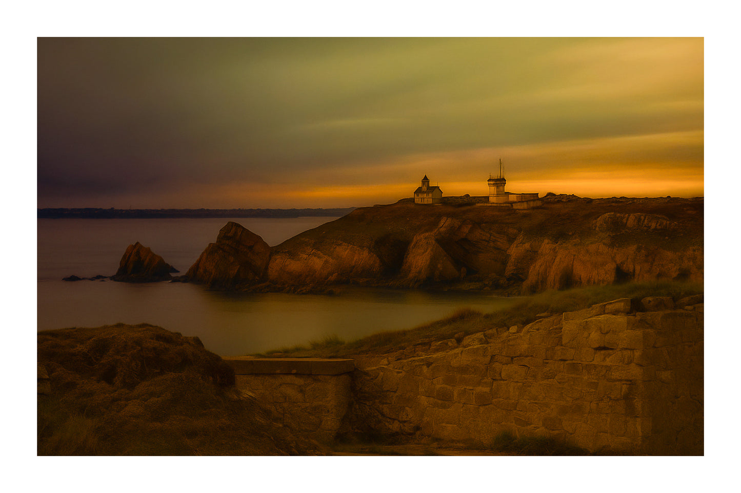 Pointe du Toulinguet et bâtiments de phare au coucher du soleil à Pen Hir en Bretagne, avec bordure