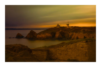 Pointe du Toulinguet et bâtiments de phare au coucher du soleil à Pen Hir en Bretagne, avec bordure