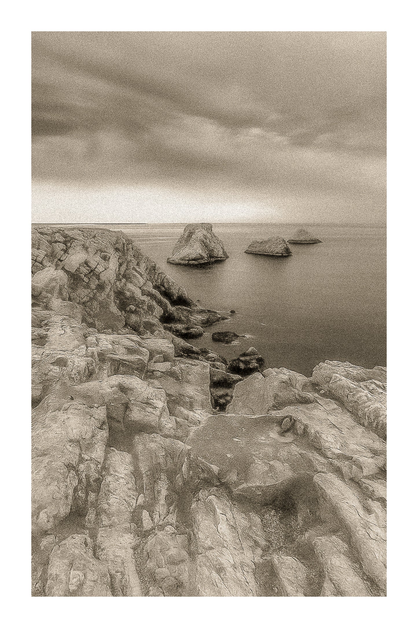 Falaises abruptes et îlots des Tas de Pois à Pen Hir sous un ciel tourmenté, vintage avec bordure