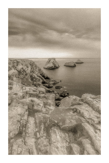 Falaises abruptes et îlots des Tas de Pois à Pen Hir sous un ciel tourmenté, vintage avec bordure