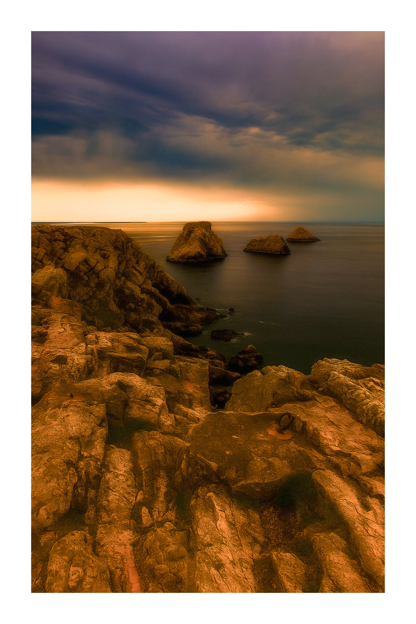 Falaises abruptes et îlots des Tas de Pois à Pen Hir sous un ciel tourmenté avec bordure