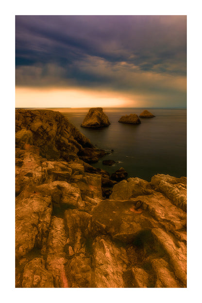 Falaises abruptes et îlots des Tas de Pois à Pen Hir sous un ciel tourmenté avec bordure