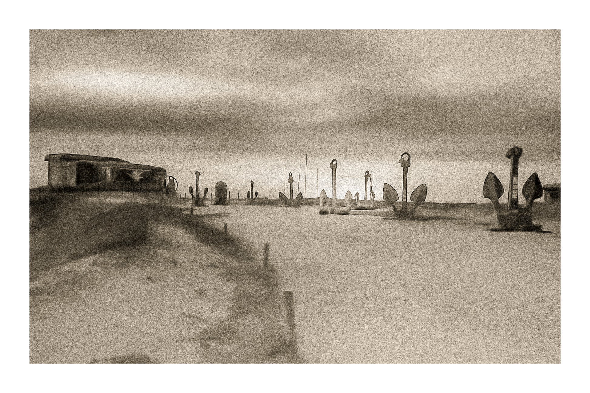 Alignement d’ancres marines sur le plateau de Pen Hir au coucher du soleil, vintage avec bordure