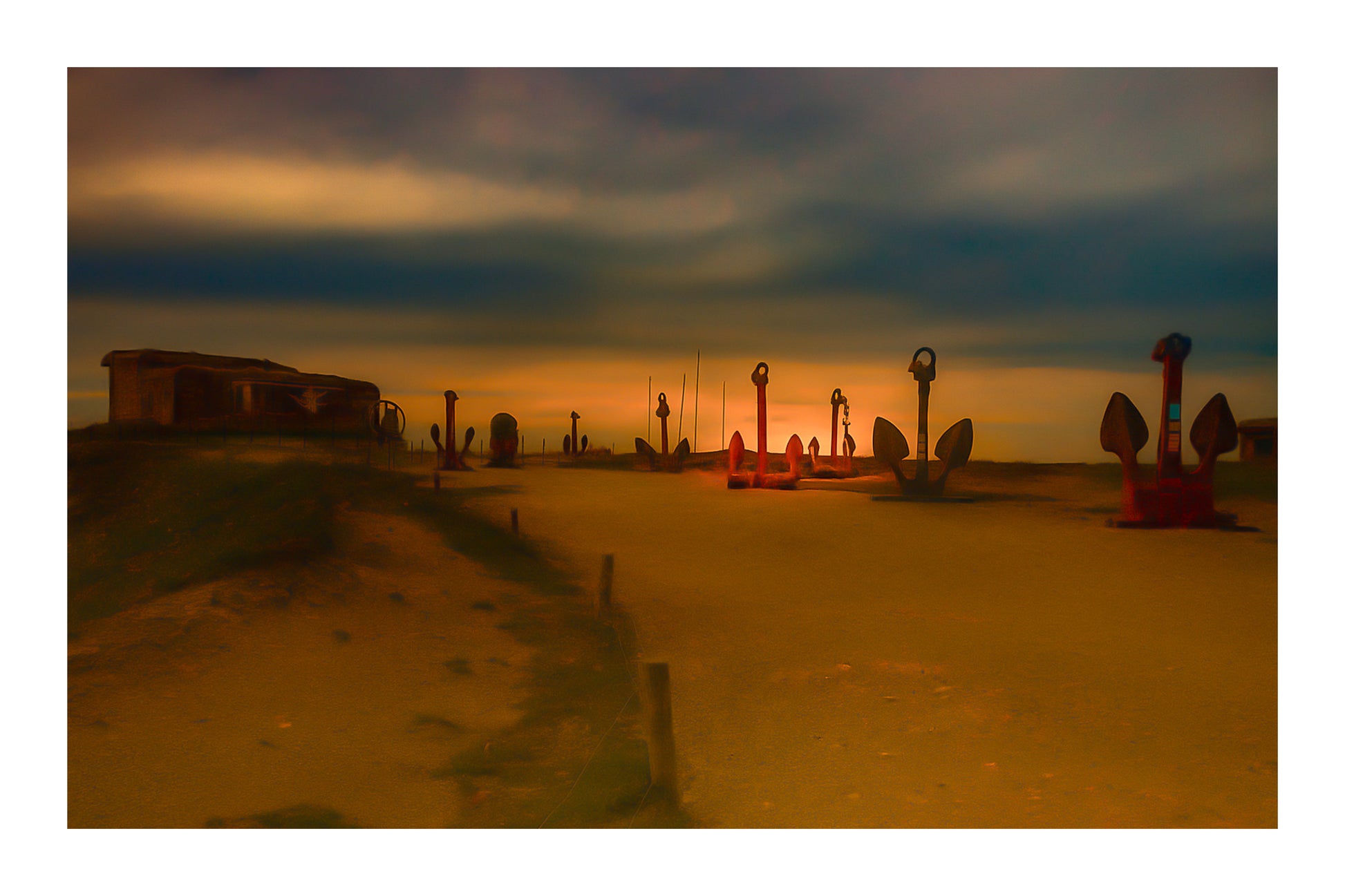 Alignement d’ancres marines sur le plateau de Pen Hir au coucher du soleil avec bordure