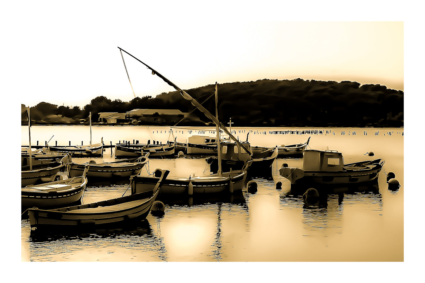 Barques traditionnelles serrées au port du Brusc au coucher du soleil, reflets dorés, traitement vintage sépia avec bordure