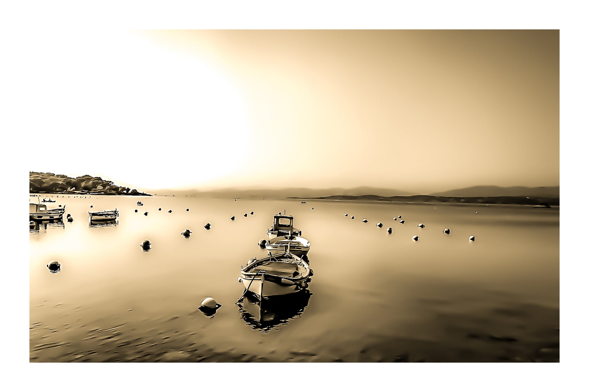 Trois barques alignées dans l’axe, bouées et eau immobile, brume et collines lointaines au Brusc, rendu vintage sépia avec bordure