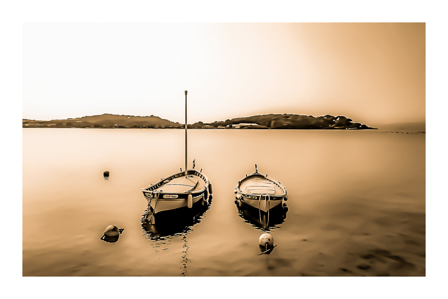 Deux barques côte à côte sur eau calme, îles au loin, douceur de soirée au Brusc, traitement vintage sépia avec bordure
