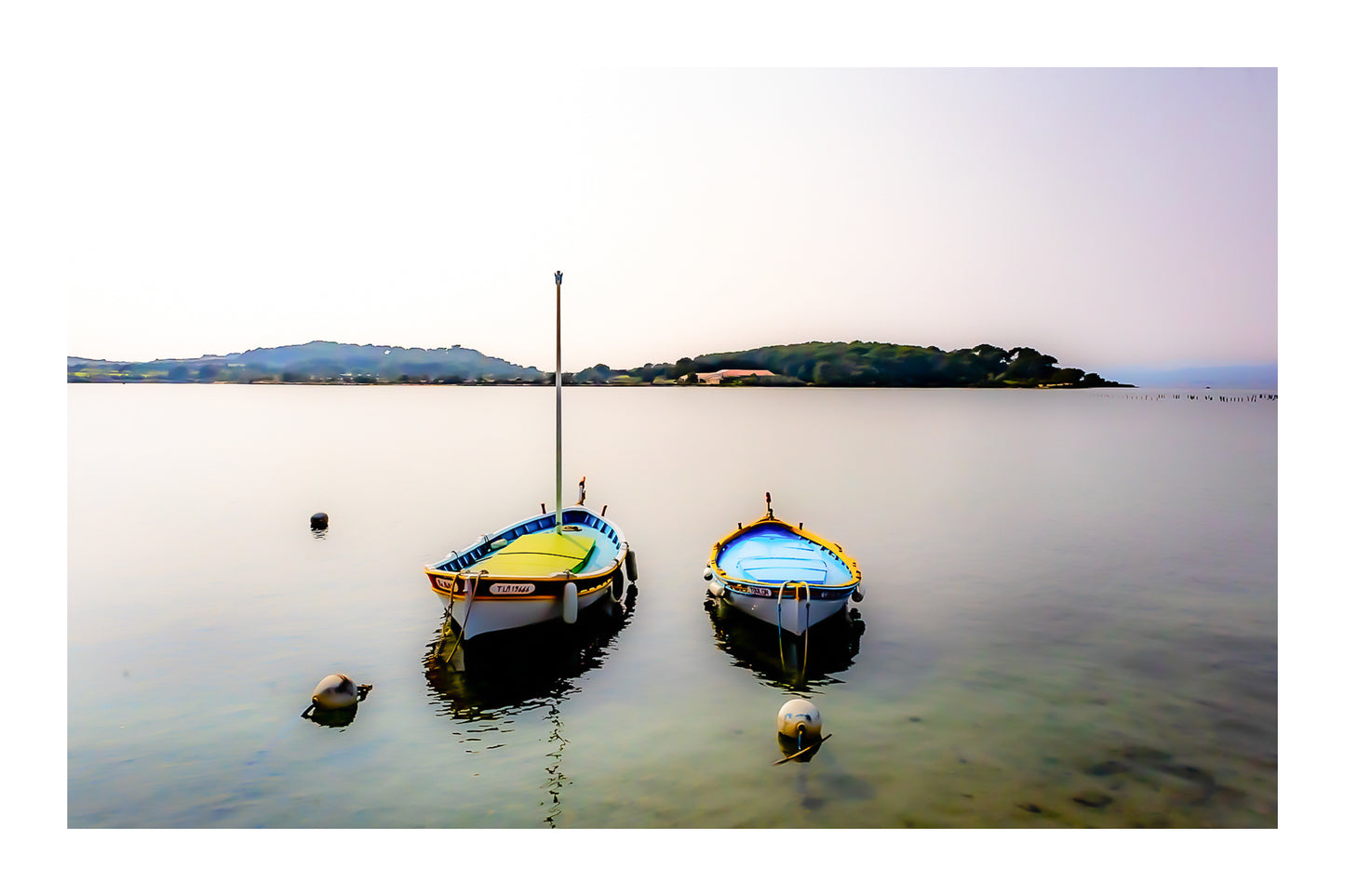 Deux barques côte à côte sur eau calme, îles au loin, douceur de soirée au Brusc, couleur avec bordure