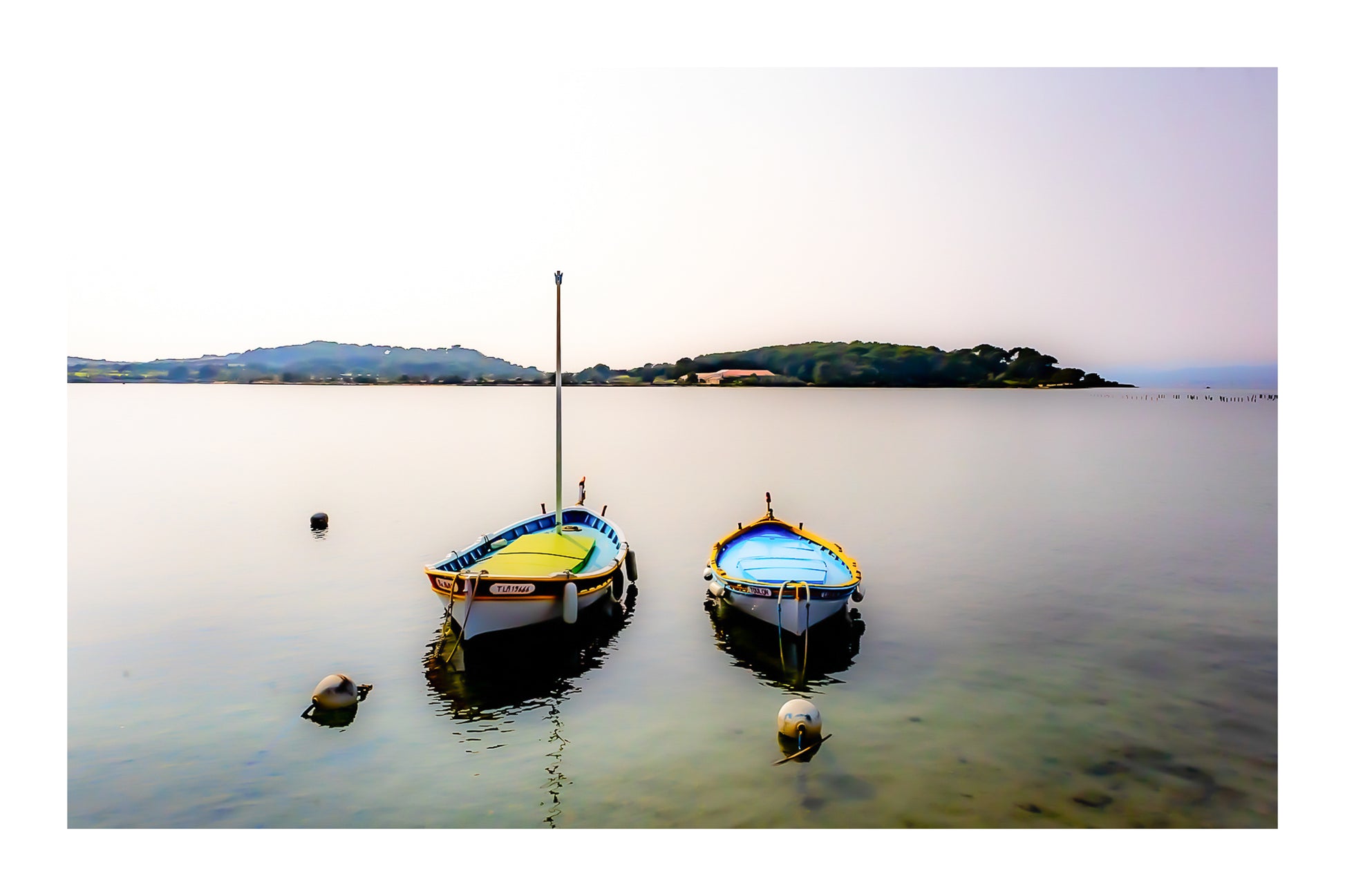 Deux barques côte à côte sur eau calme, îles au loin, douceur de soirée au Brusc, couleur avec bordure