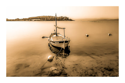 Barque solitaire amarrée avec sa aussière et bouées, reflets sur l’eau, port du Brusc, style vintage sépia avec bordure