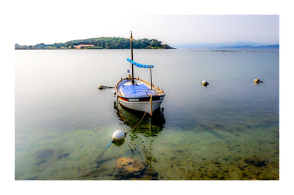 Barque solitaire amarrée avec sa aussière et bouées, reflets sur l’eau, port du Brusc, couleur avec bordure