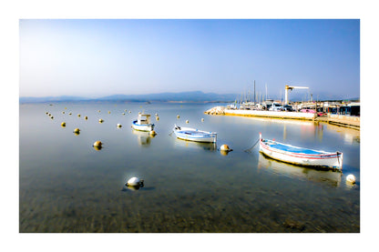 Barques au mouillage face au quai et aux mats du port du Brusc, fin de journée, couleur avec bordure