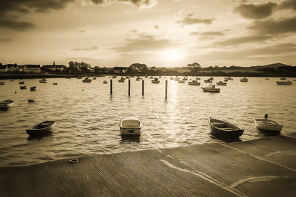 Petites embarcations alignées à Portsall, soleil rasant et rangées de bouées, reflets chauds sur l’eau tranquille, vintage
