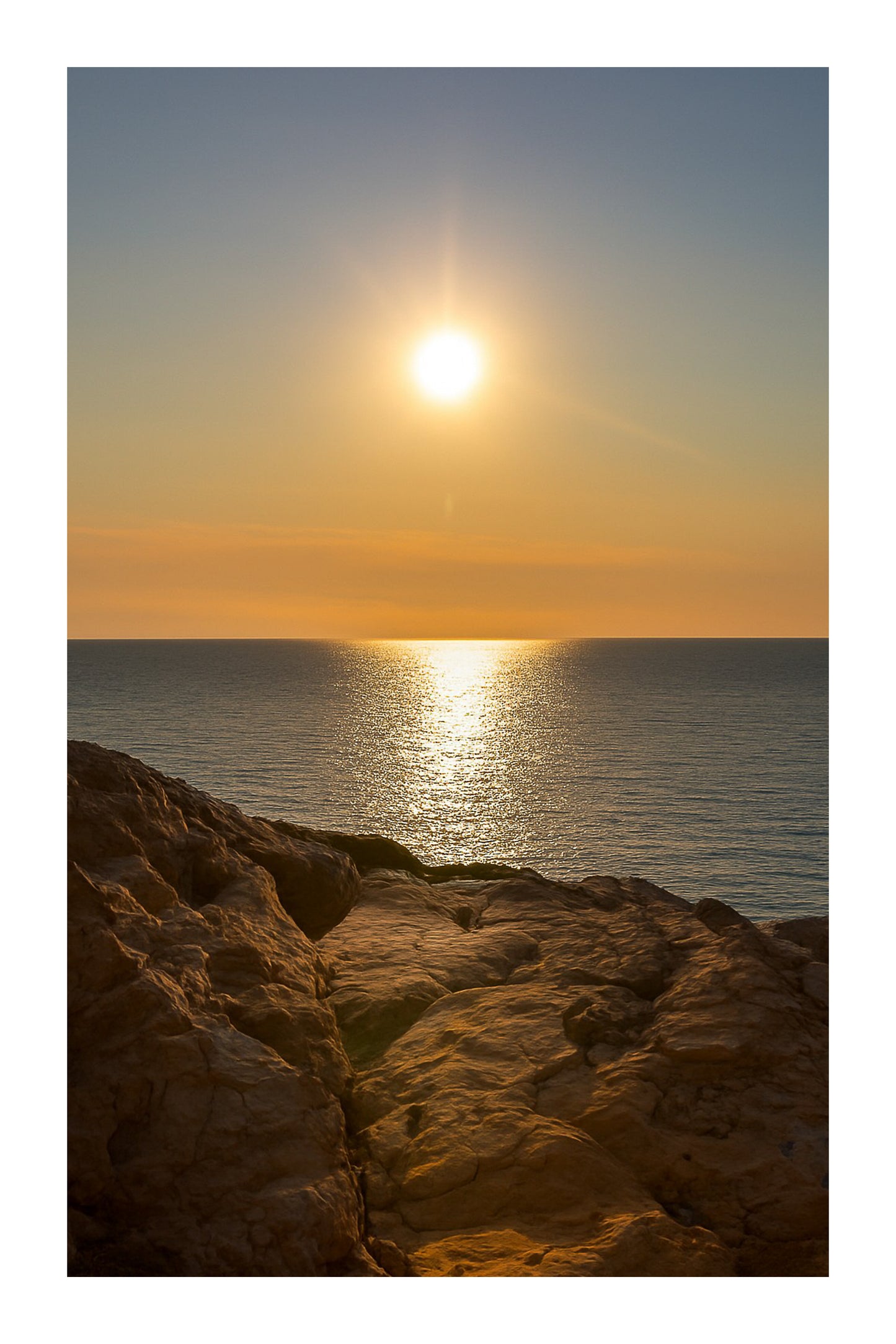 Soleil rasant et rochers dorés au bord de la Méditerranée, Port d’Alon, couleur avec bordure