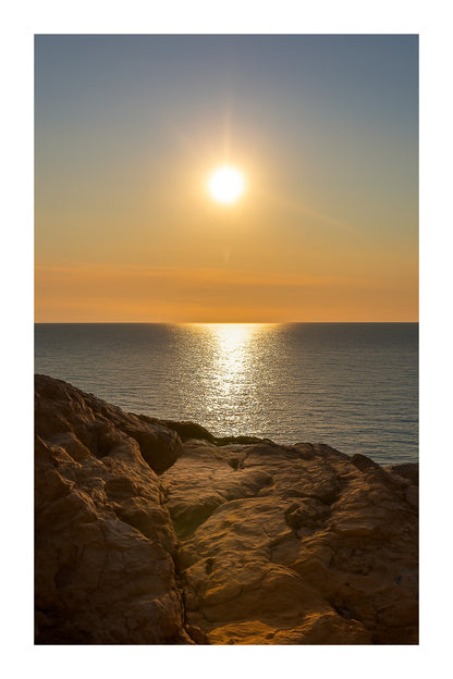 Soleil rasant et rochers dorés au bord de la Méditerranée, Port d’Alon, couleur avec bordure