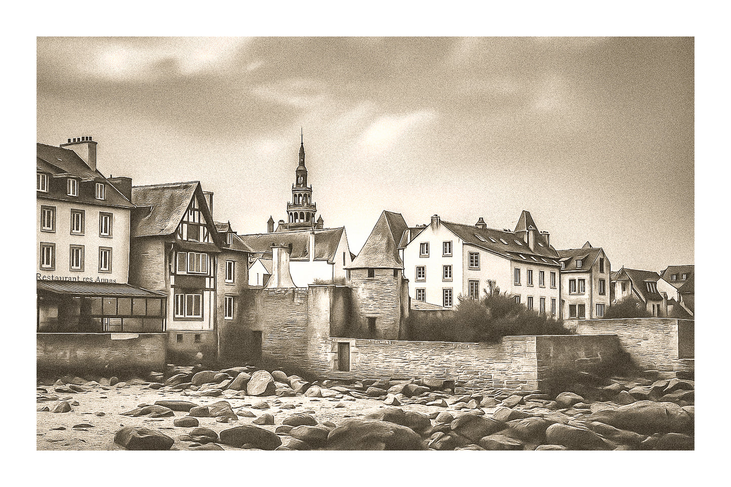 Vue vintage avec bordure des remparts et des maisons de Roscoff, clocher au loin et grève rocheuse au premier plan