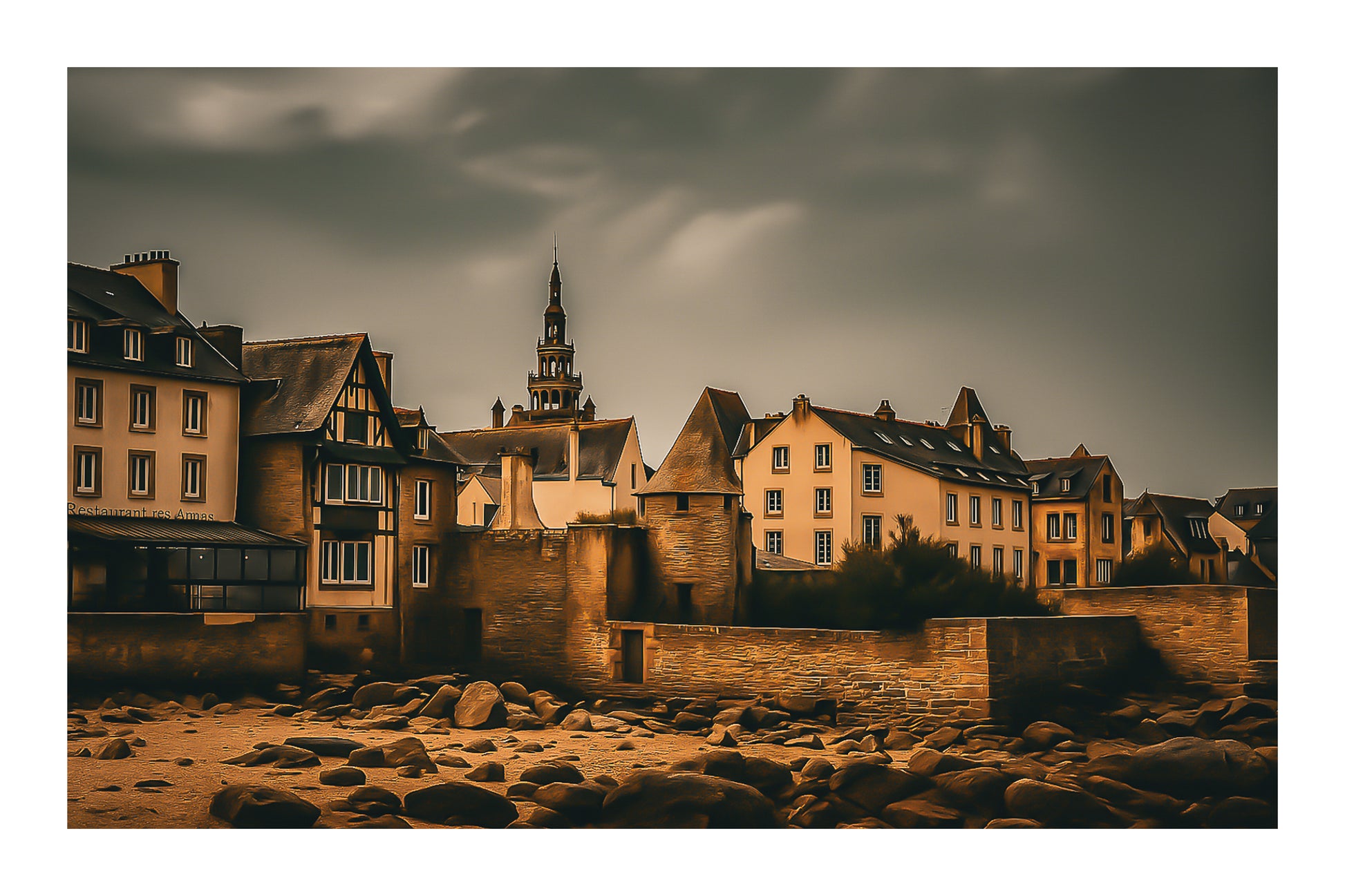 Vue sur les remparts et des maisons de Roscoff, clocher au loin et grève rocheuse au premier plan, couleur avec bordure