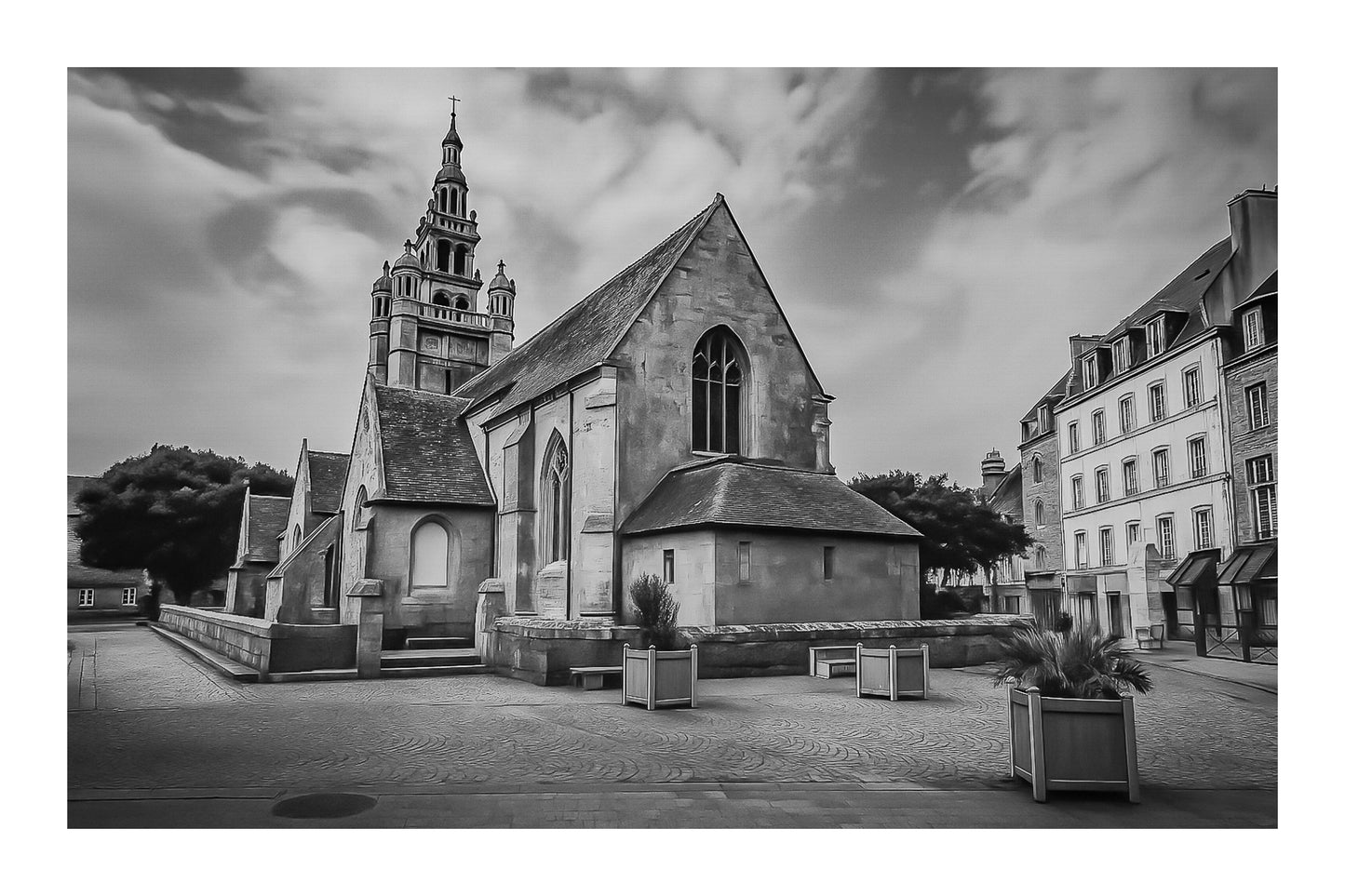 Église Notre-Dame de Croaz-Batz à Roscoff, clocher à lanternons et placette bordée d’immeubles, noir et blanc avec bordure