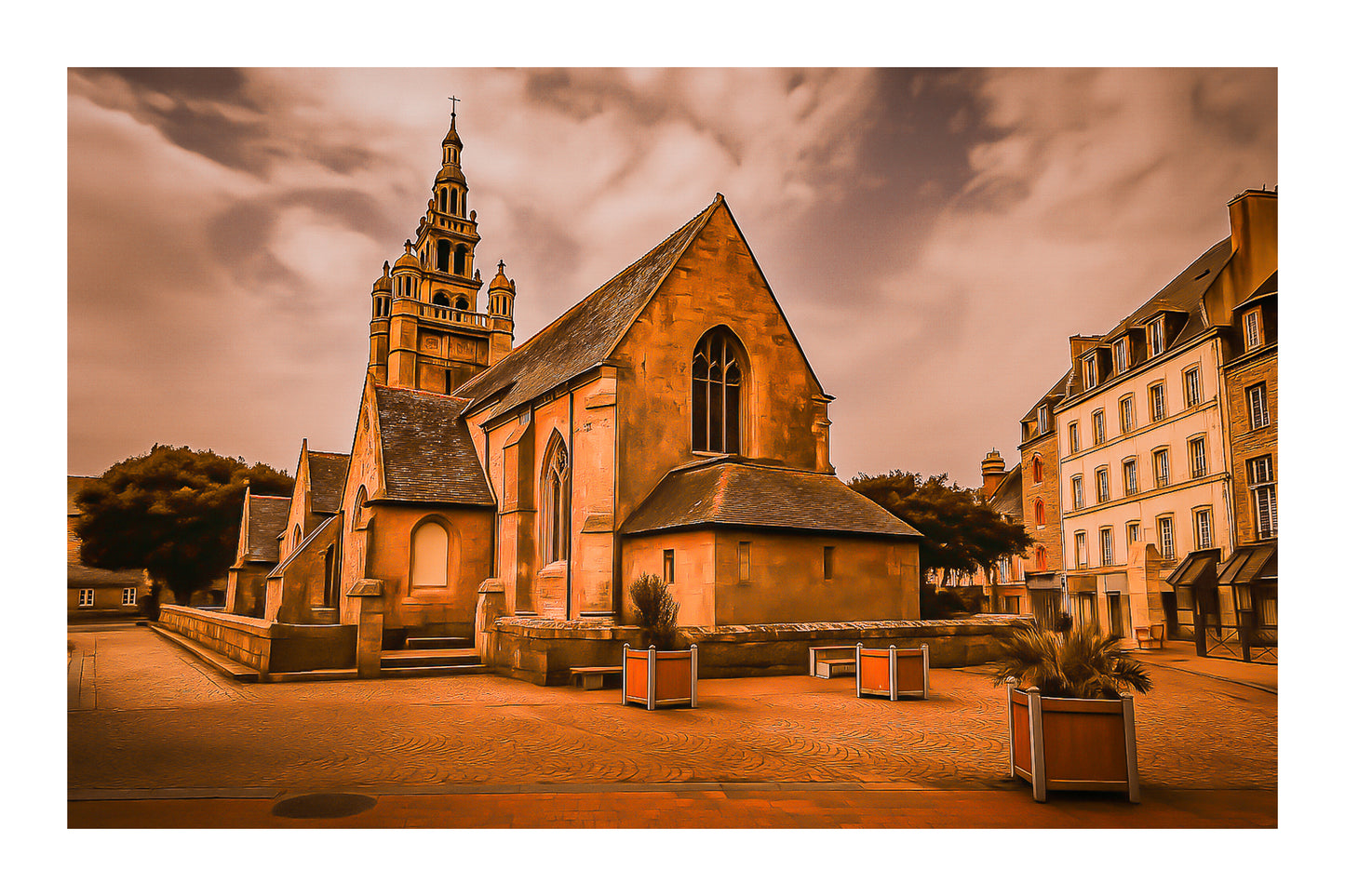 Église Notre-Dame de Croaz-Batz à Roscoff, clocher à lanternons et placette bordée d’immeubles, couleur avec bordure