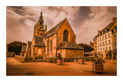 Église Notre-Dame de Croaz-Batz à Roscoff, clocher à lanternons et placette bordée d’immeubles, couleur avec bordure