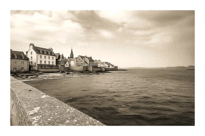 Panorama vintage avec bordure de Roscoff longeant la digue, maisons serrées au bord de l’eau face à la mer d’Iroise