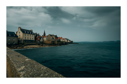 Panorama de Roscoff longeant la digue, maisons serrées au bord de l’eau face à la mer d’Iroise, couleur avec bordure