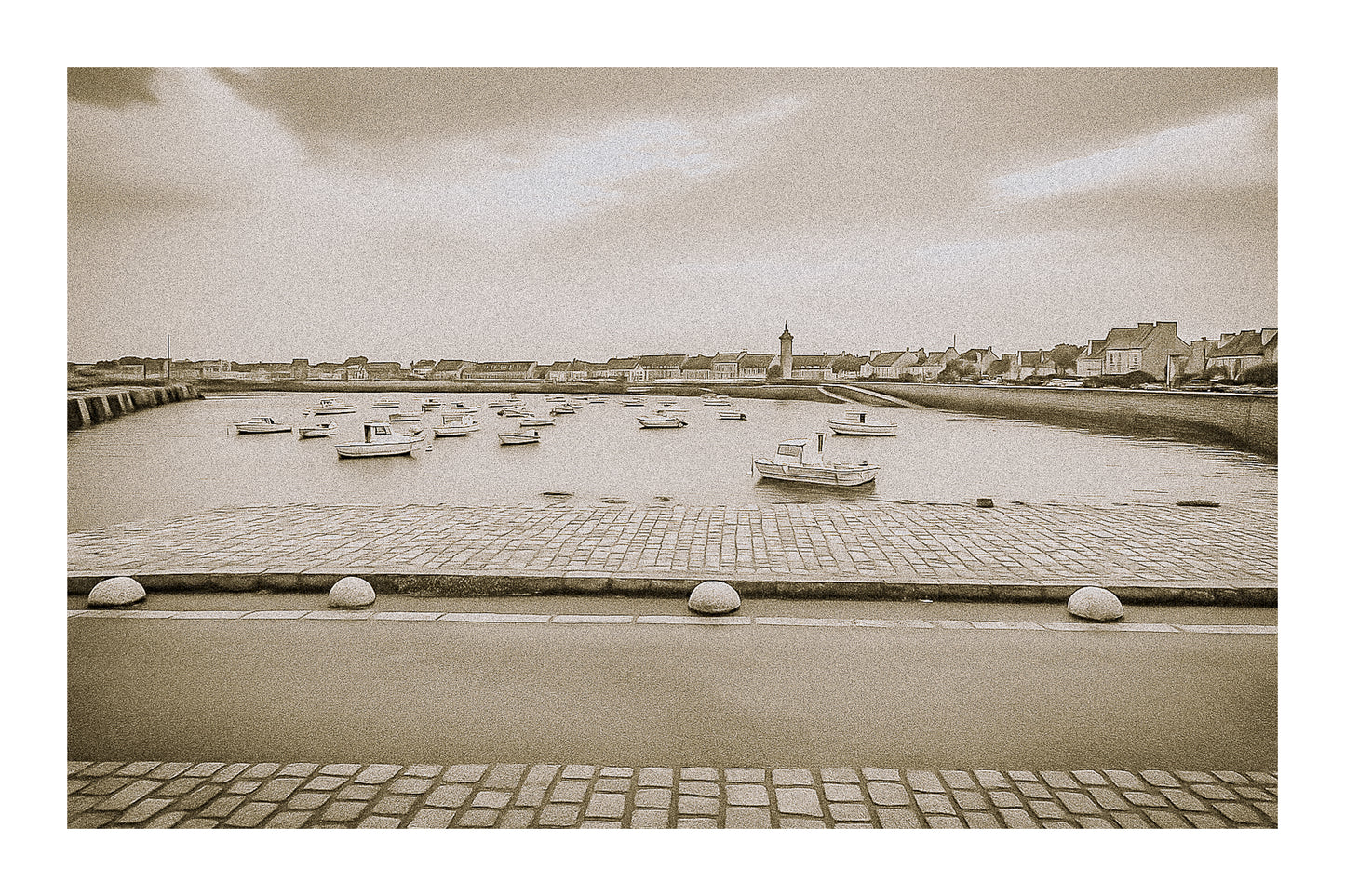 Port de Roscoff en traitement sépia avec bordure, pavés au premier plan, barques au mouillage et môle au loin