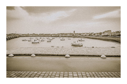 Port de Roscoff en traitement sépia avec bordure, pavés au premier plan, barques au mouillage et môle au loin