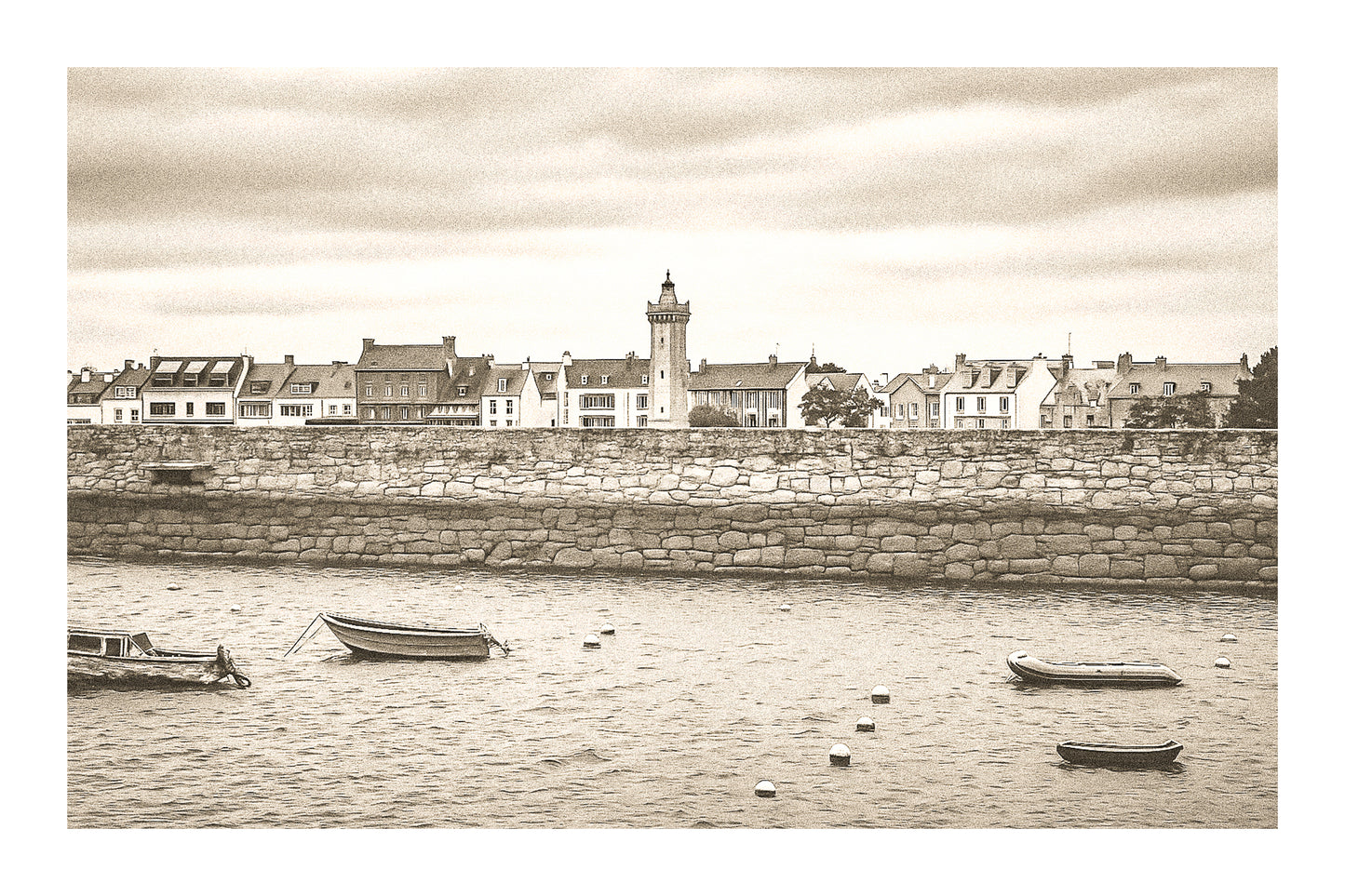 Vue vintage avec bordure du bassin de Roscoff, jetée en granit, bouées et embarcations avec une tour/clé de clocher en arrière-plan