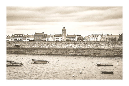 Vue vintage avec bordure du bassin de Roscoff, jetée en granit, bouées et embarcations avec une tour/clé de clocher en arrière-plan