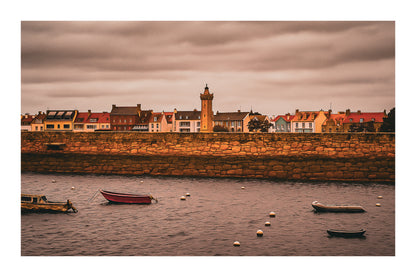 Vue du bassin de Roscoff, jetée en granit, bouées et embarcations avec une tour/clé de clocher en arrière-plan, couleur avec bordure
