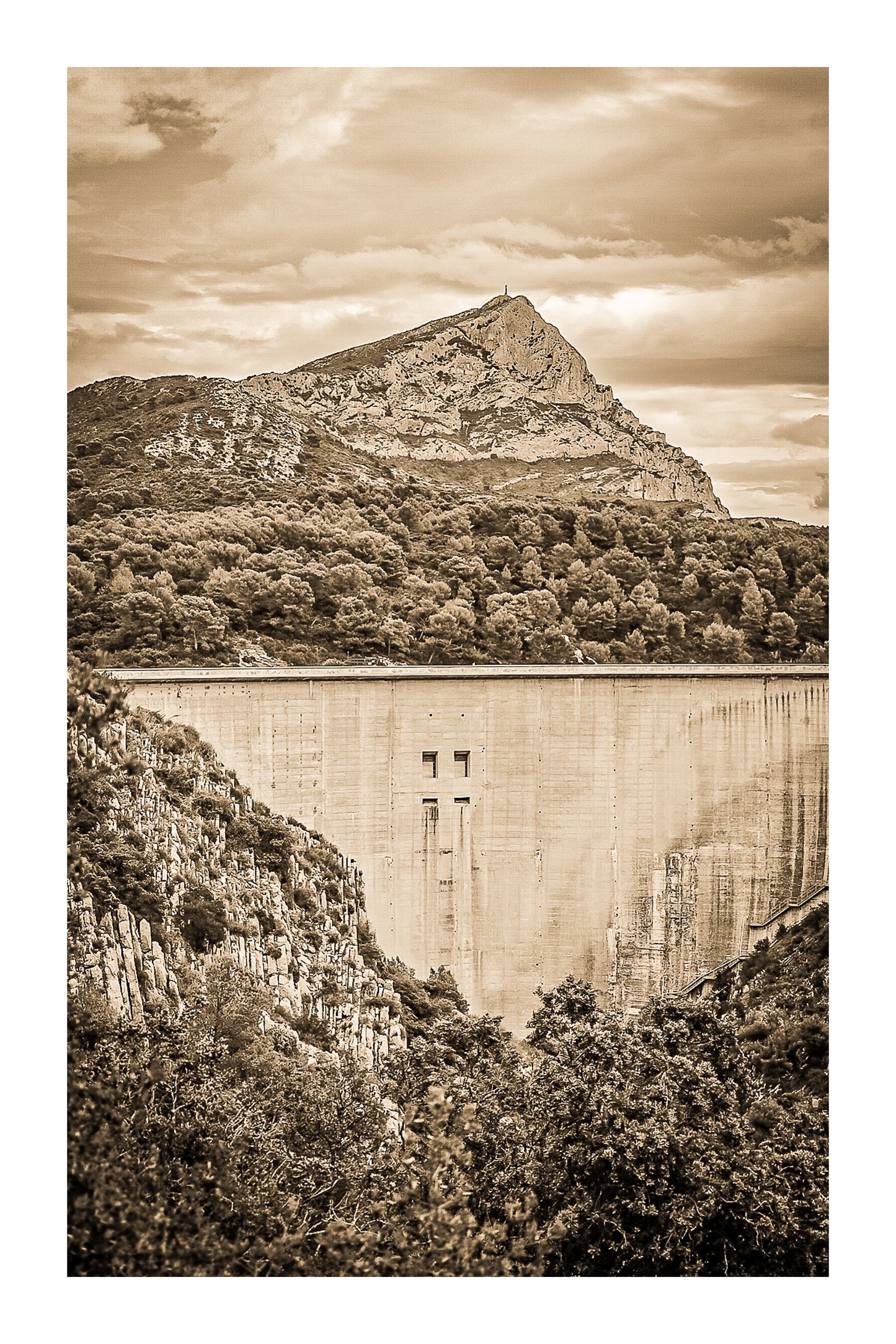 Barrage massif au premier plan avec la Sainte-Victoire en arrière-plan, forêt méditerranéenne et ciel nuageux, vintage avec bordure