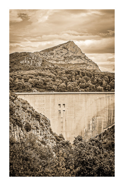 Barrage massif au premier plan avec la Sainte-Victoire en arrière-plan, forêt méditerranéenne et ciel nuageux, vintage avec bordure