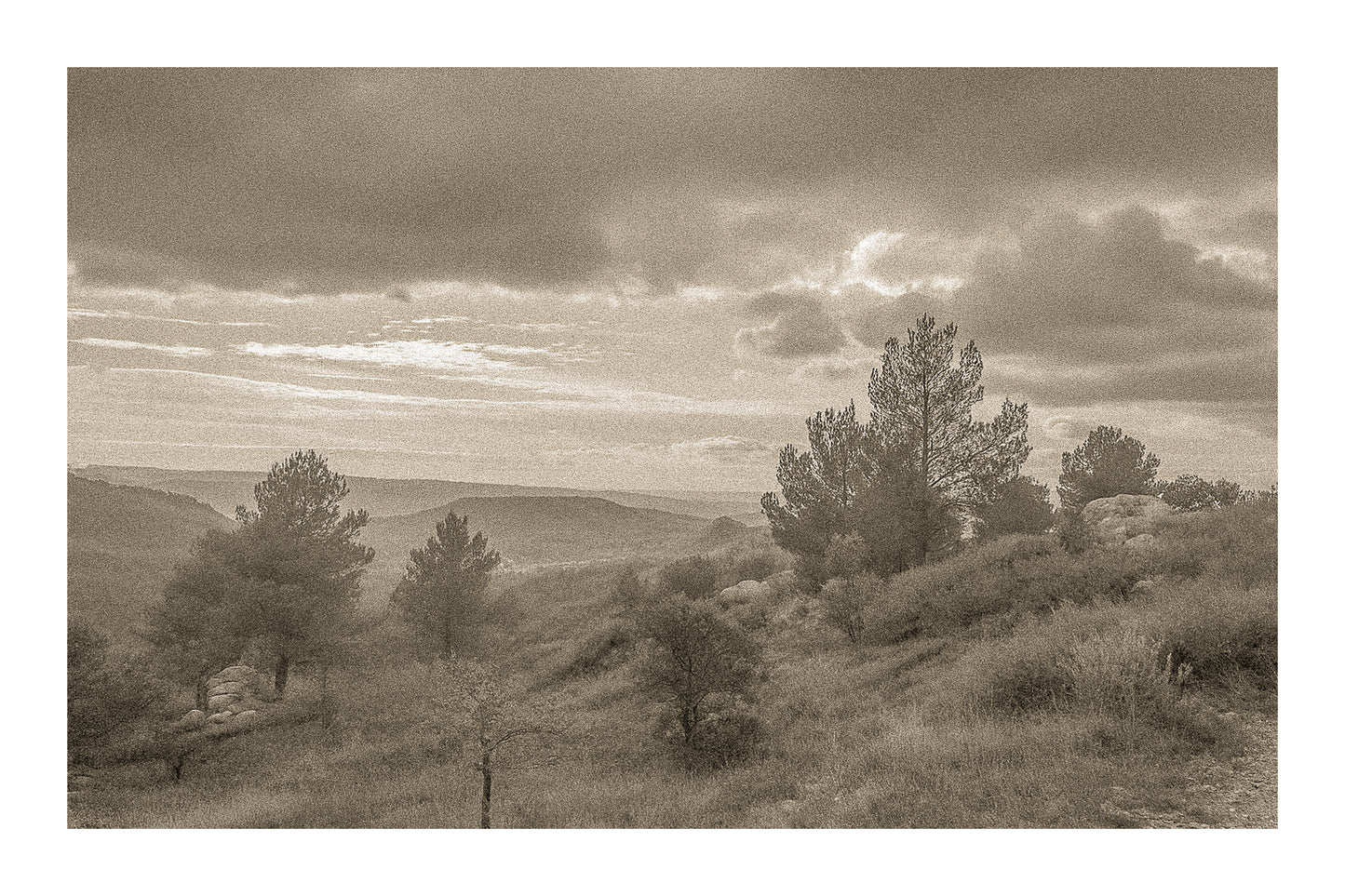 Paysage de garrigue au lever du jour sous de gros nuages, vue sur les collines de la Sainte-Victoire, vintage avec bordure
