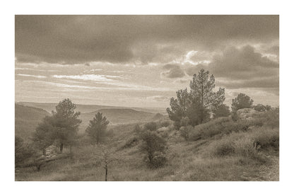 Paysage de garrigue au lever du jour sous de gros nuages, vue sur les collines de la Sainte-Victoire, vintage avec bordure