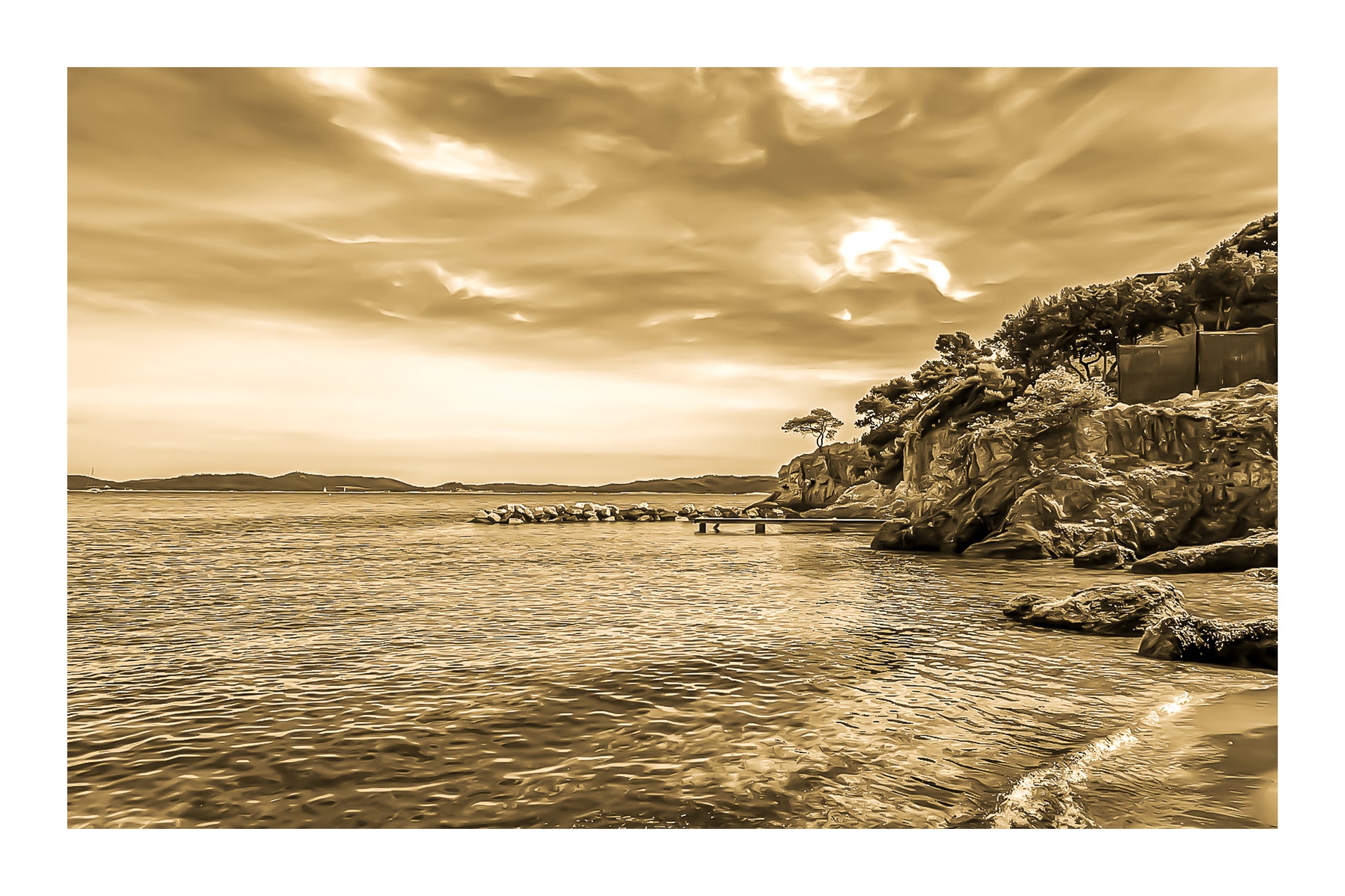 Petite crique bordée de rochers et pins, mer calme et nuages texturés à Giens, ambiance vintage avec bordure
