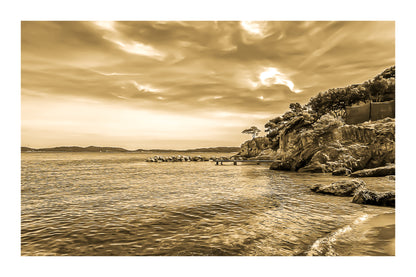 Petite crique bordée de rochers et pins, mer calme et nuages texturés à Giens, ambiance vintage avec bordure