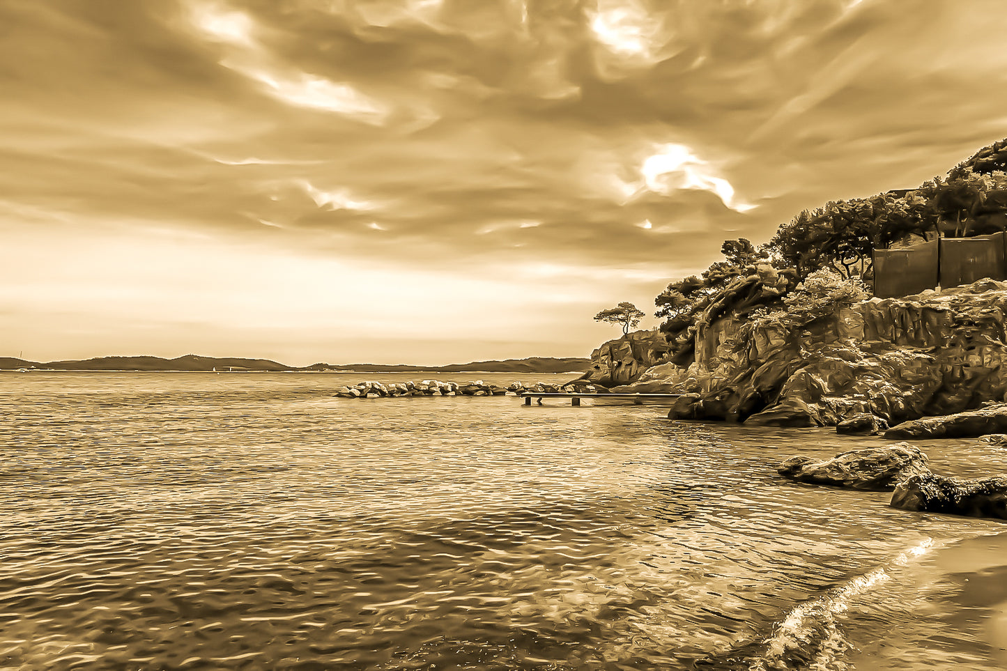 Petite crique bordée de rochers et pins, mer calme et nuages texturés à Giens, ambiance vintage