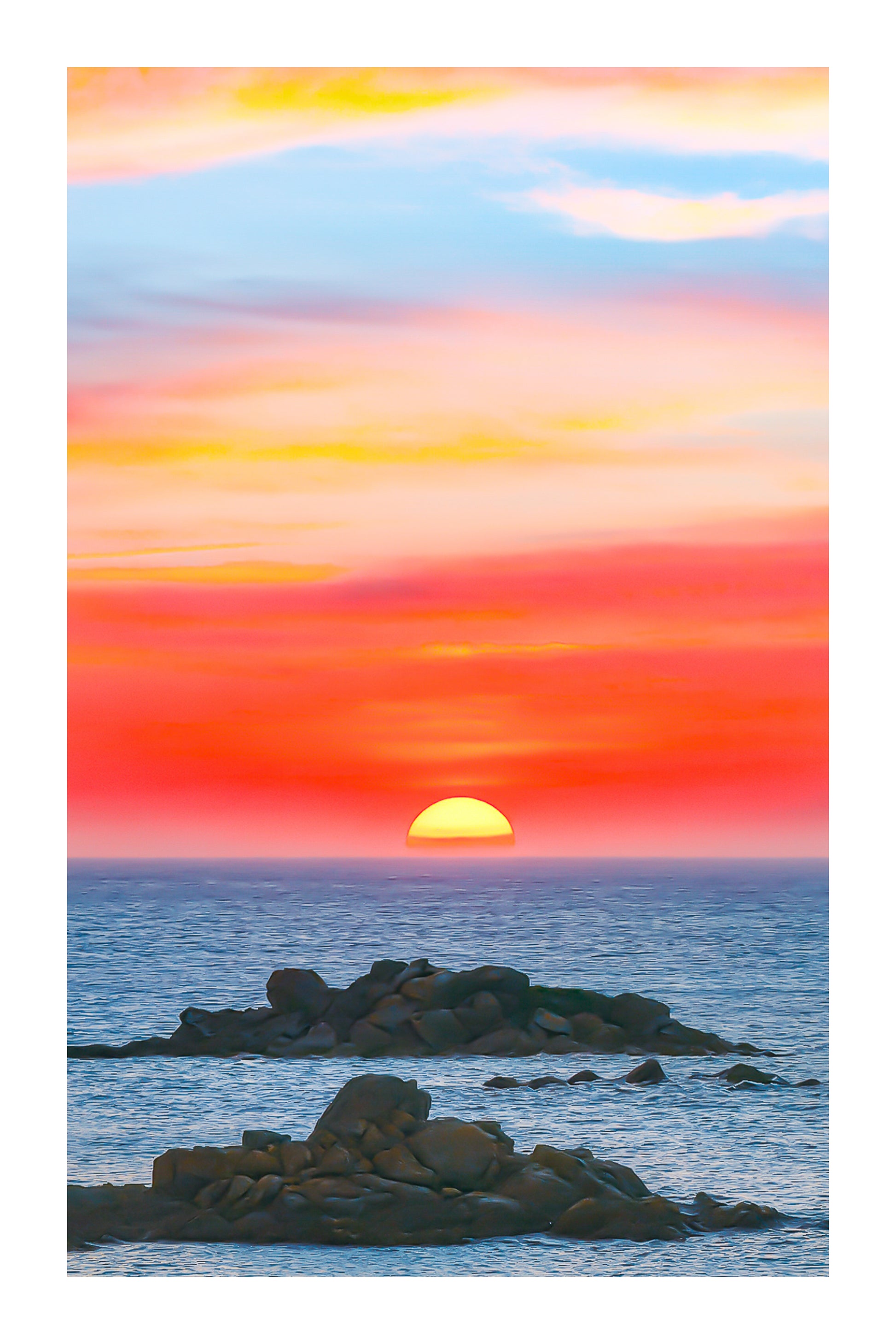 Coucher de soleil pastel avec ciel rose, jaune et bleu au-dessus de l’océan et d’îlots rocheux à l’Aber Wrac’h avec bordure